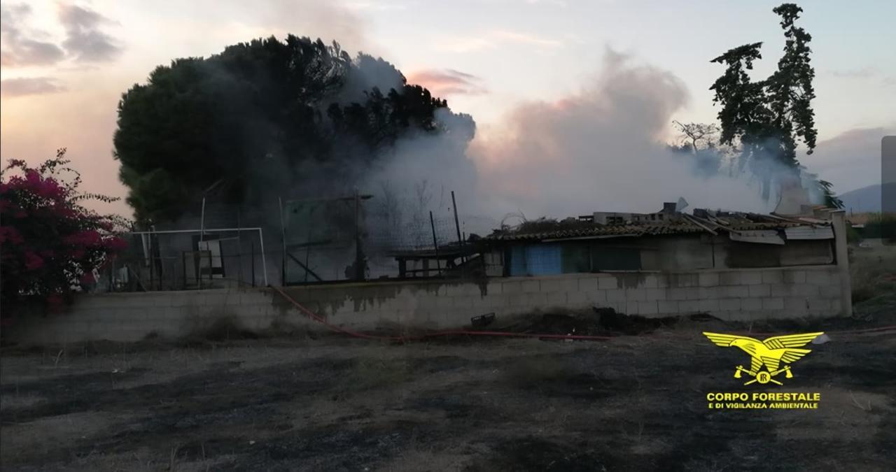 Rogo nel casolare, due persone salvate dai forestali tra le fiamme