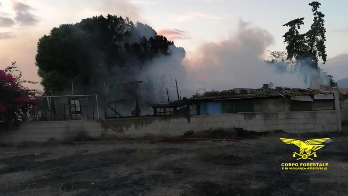 Rogo nel casolare, due persone salvate dai forestali tra le fiamme