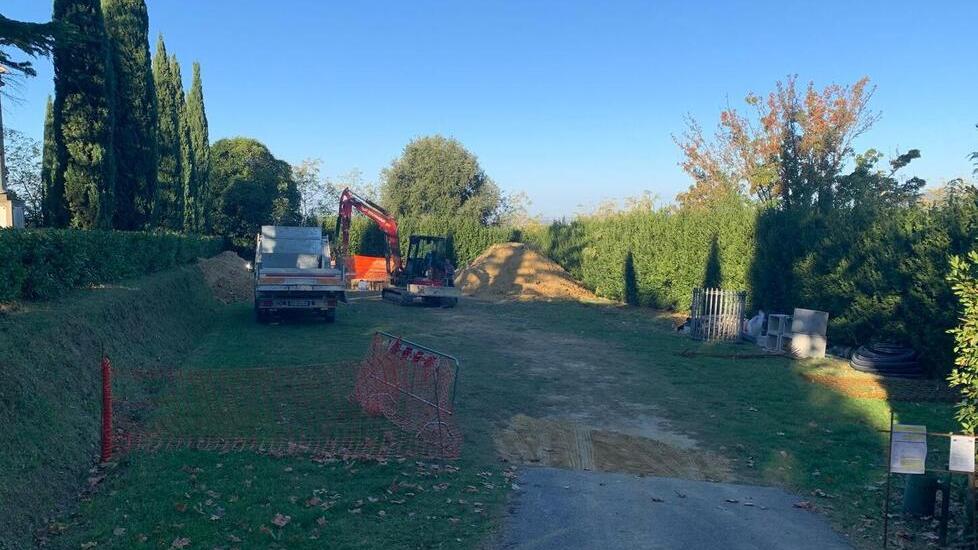 L’area del cantiere nel parcheggio del Santuario della Madonna di Ripaia a Treggiaia nel comune di Pontedera