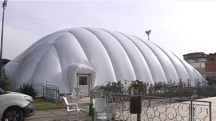 Il “pallone” della piscina di via Roma: anche quest’anno bisognerà aspettare