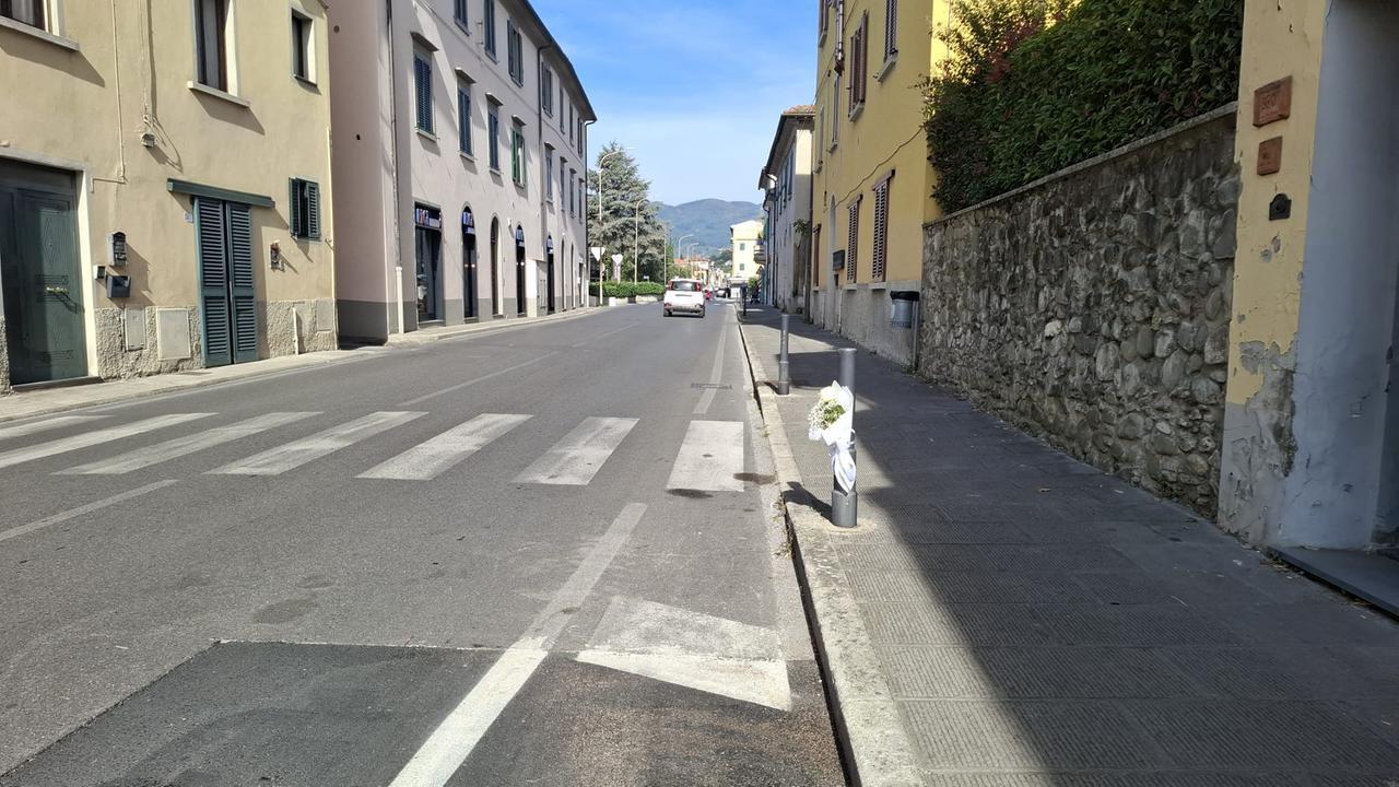 La strada della tragedia con un mazzo di fiori