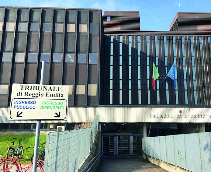 Aggredisce il direttore del supermercato e gli grida: «Ti uccido»