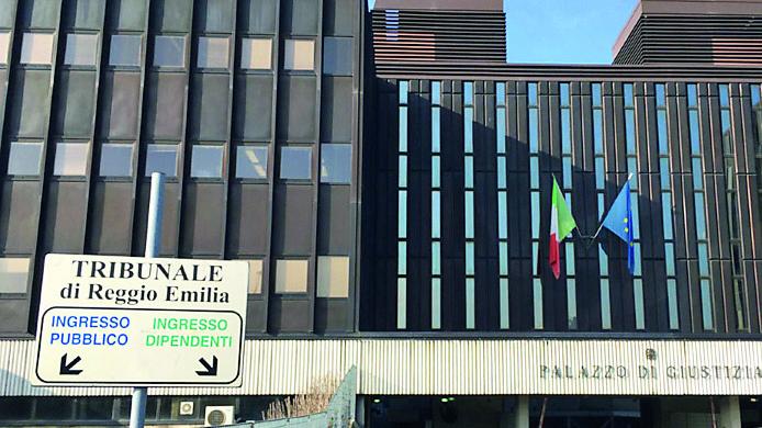 Aggredisce il direttore del supermercato e gli grida: «Ti uccido»