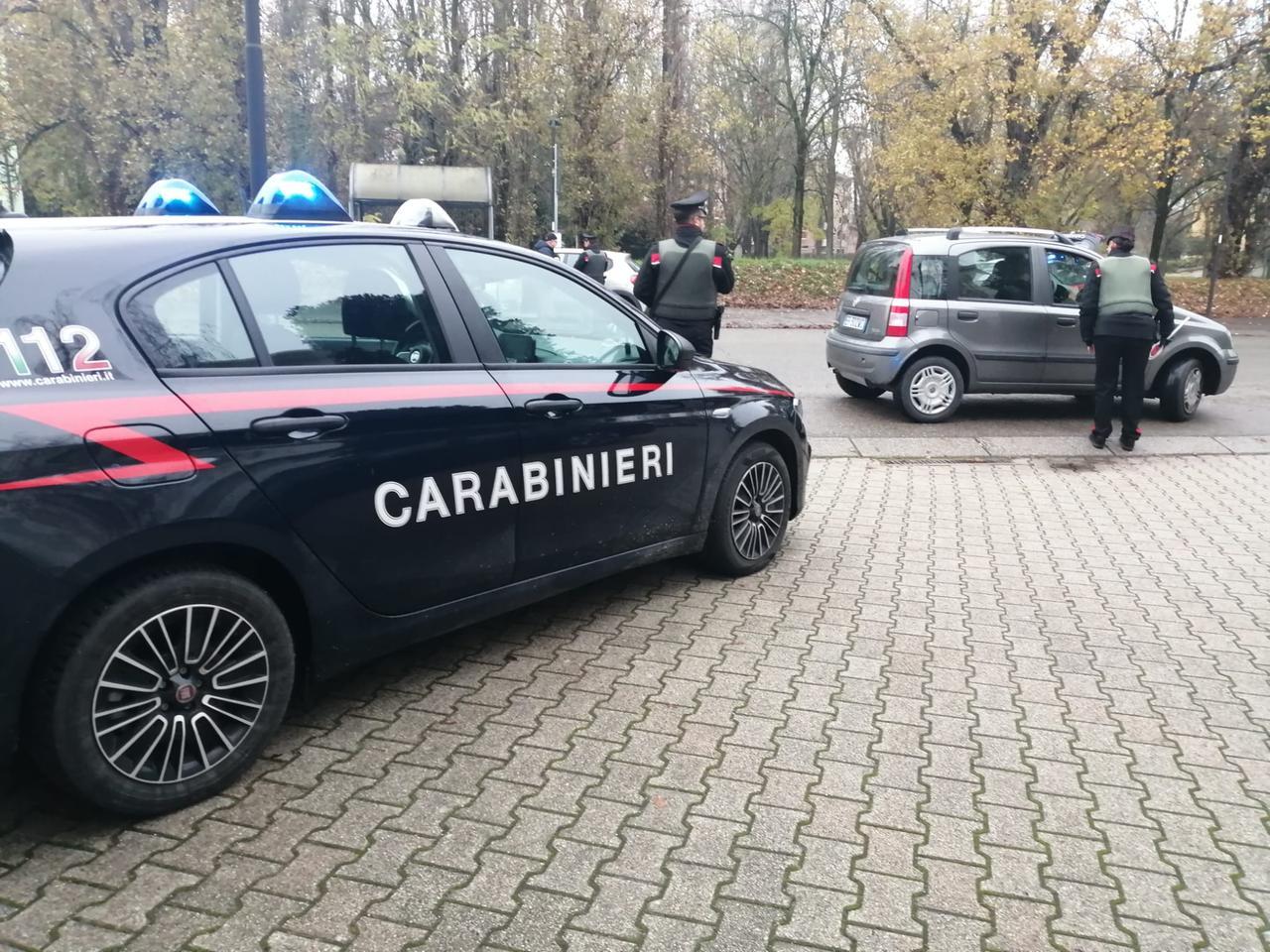 Dà una testata ai carabinieri dopo aver tentato la fuga