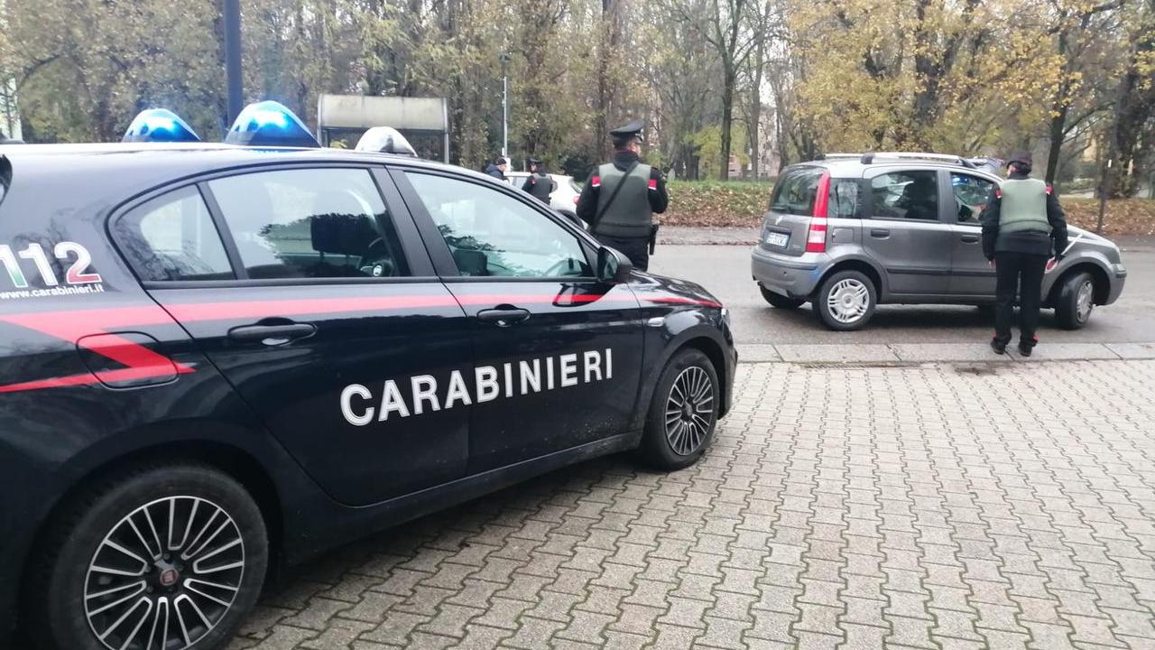 Dà una testata ai carabinieri dopo aver tentato la fuga