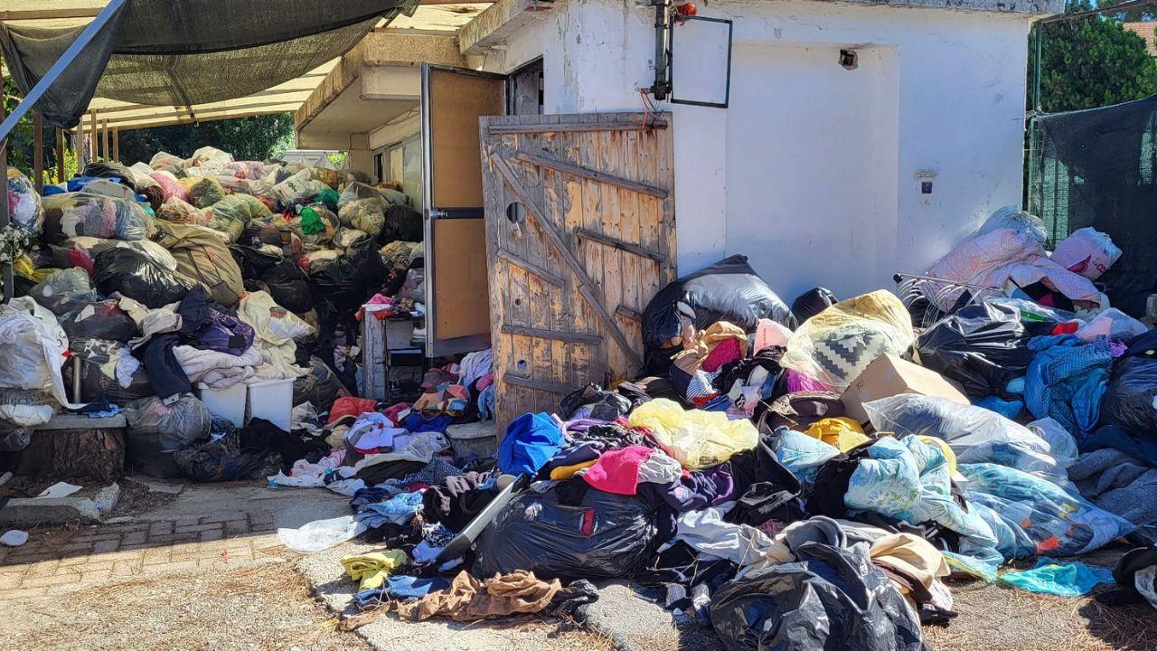L'enorme quantità di indumenti raccolti dalla Caritas