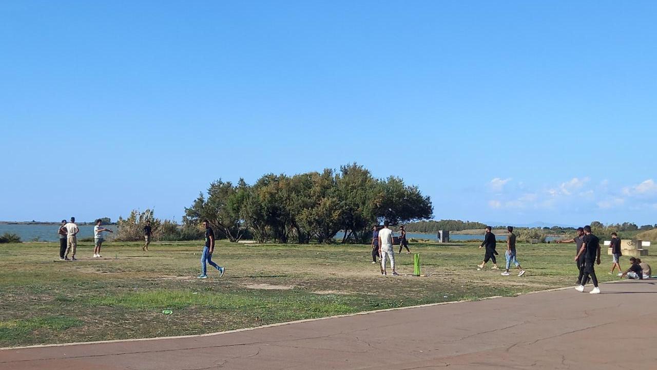 A Cabras è allarme sicurezza per i migranti, ma il paese è diviso