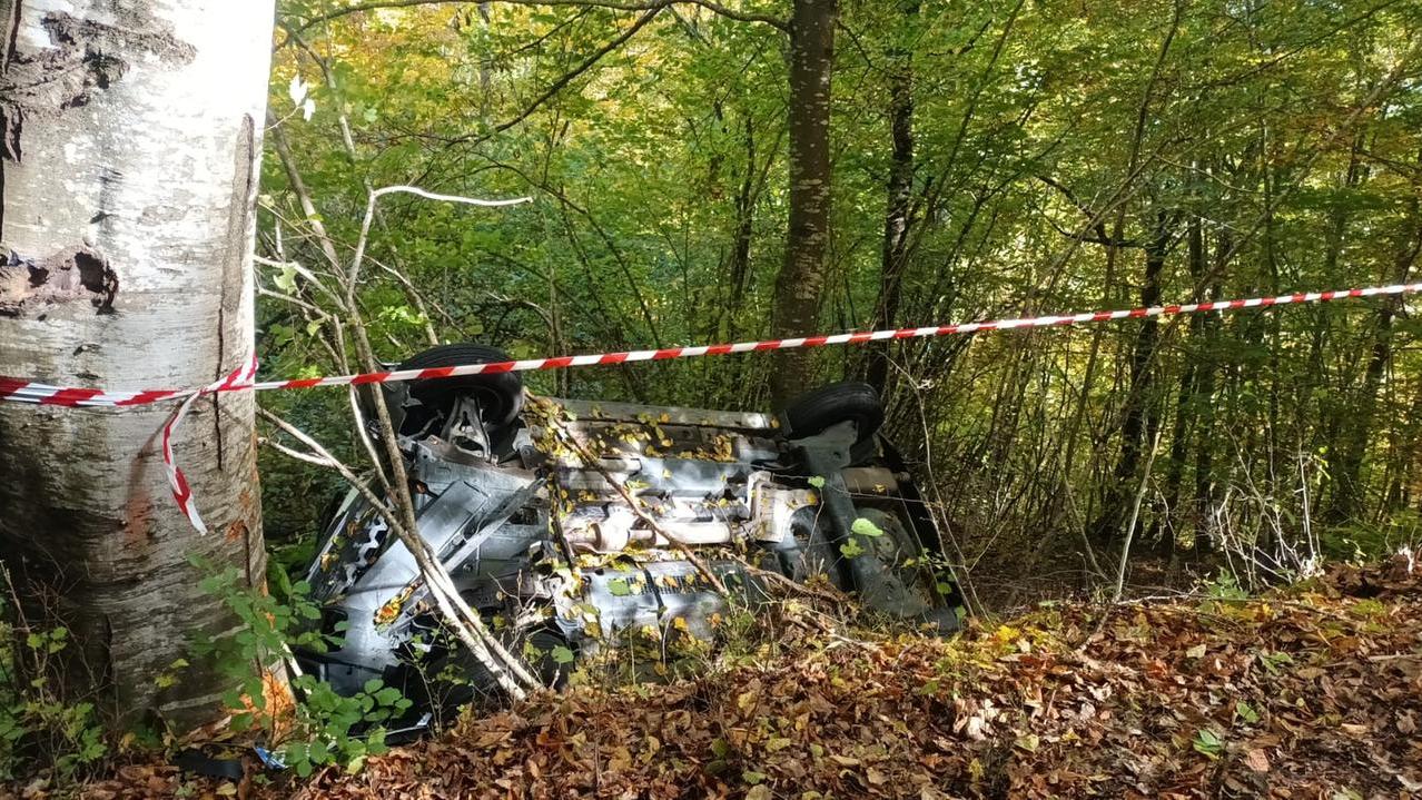 Vola con l’auto nella scarpata a Pievepelago