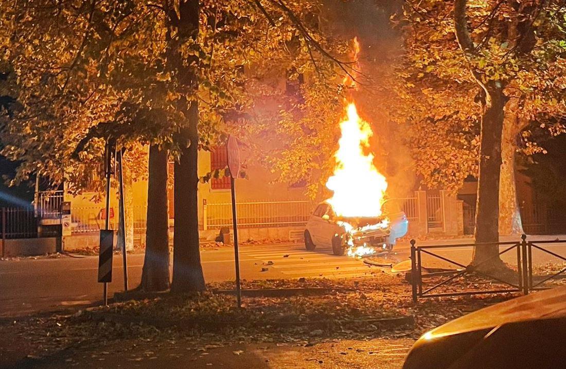 Bondeno, finisce contro un albero e l’auto prende fuoco