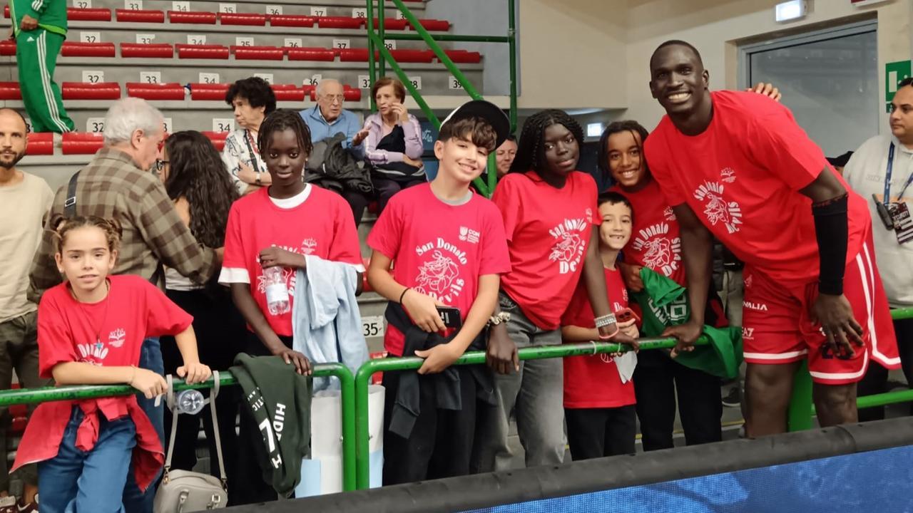 Il ritorno di Ousmane Diop, gli applausi e la maglia regalata ai San Donato Devils