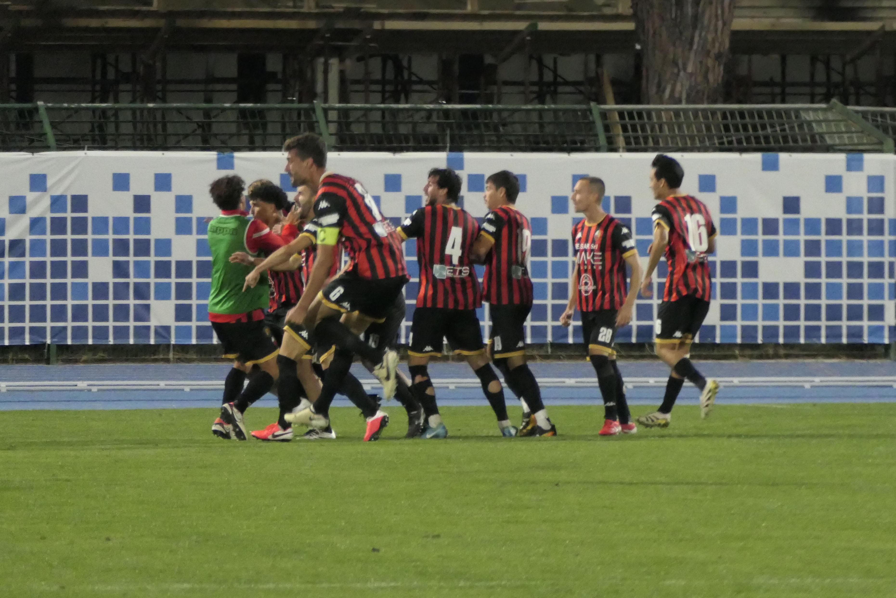 I giocatori della Lucchese esultano