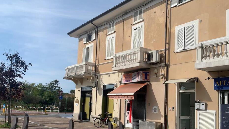 L'appartamento dove è stato ritrovato (foto Paglianti)