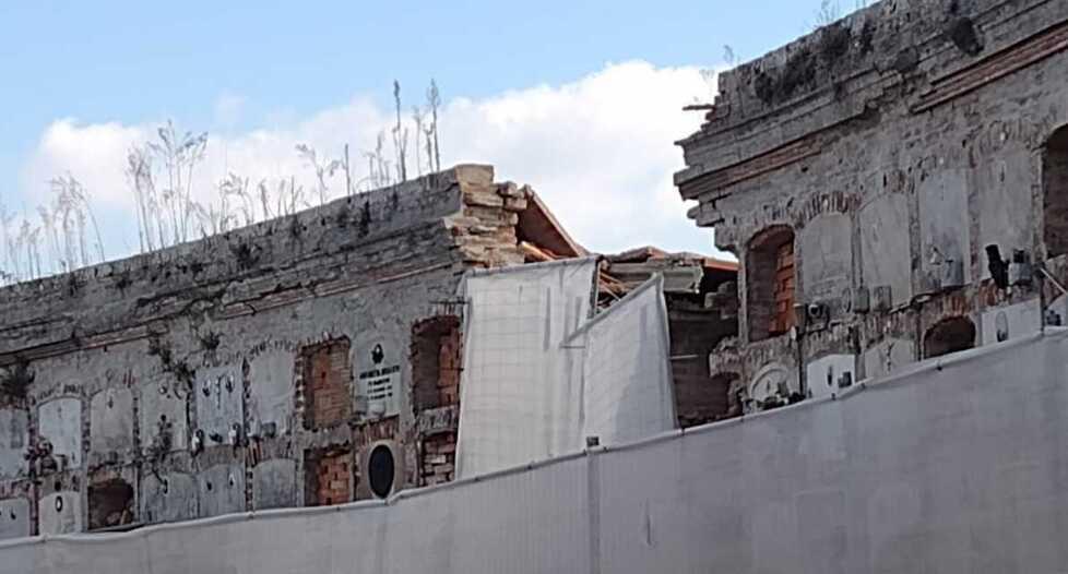 Cimitero di Comacchio, riesplode la protesta con il ritardo dei lavori