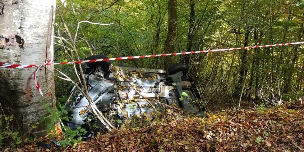 Si schianta in auto contro un albero poi vola nella scarpata: 27enne ferito