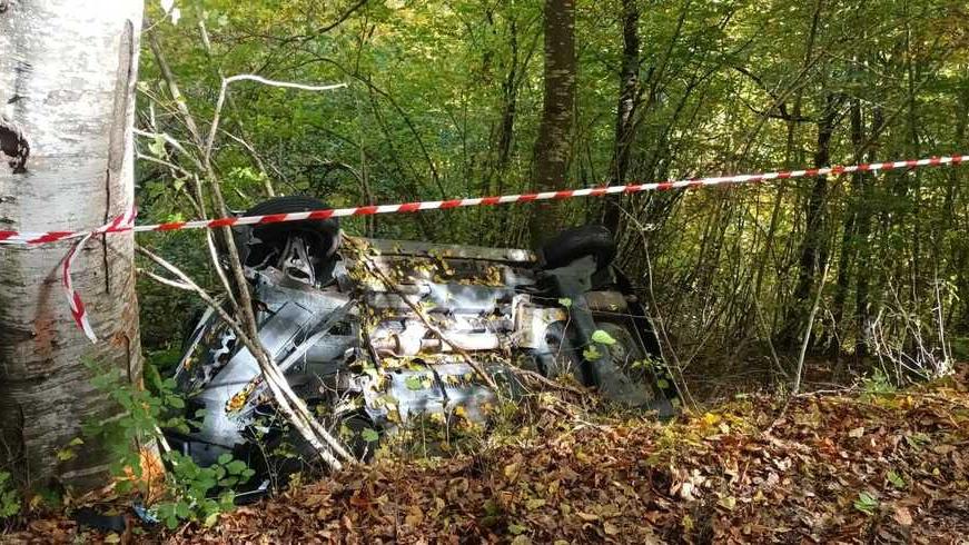 Si schianta in auto contro un albero poi vola nella scarpata: 27enne ferito