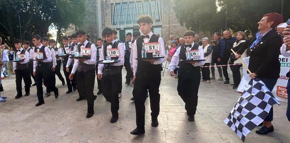 
	I giovani camerieri al via (foto Nucci)

