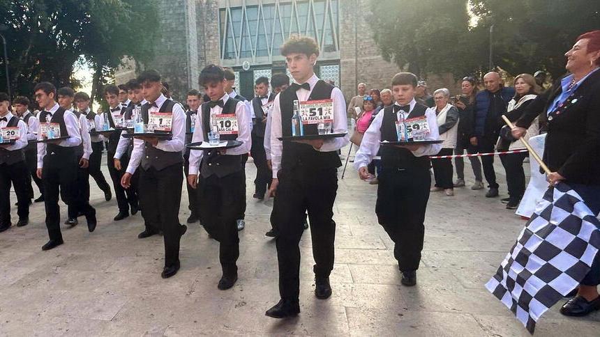 I giovani camerieri al via (foto Nucci)