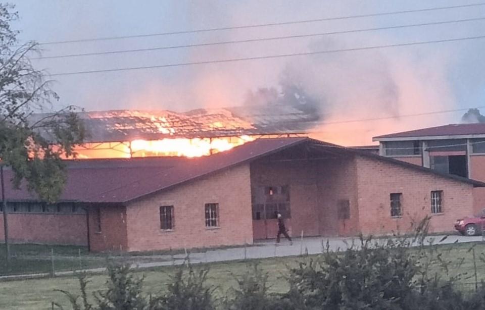 Fienile a fuoco in una fattoria didattica: danni ingenti, animali salvi