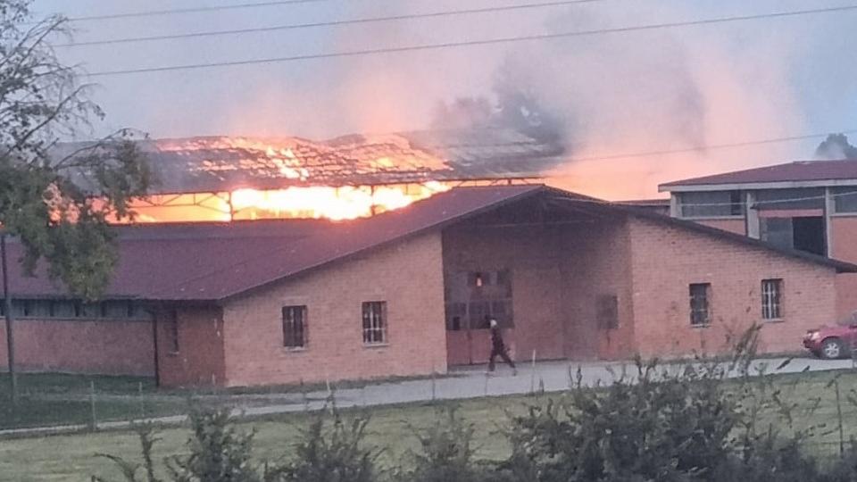 Fienile a fuoco in una fattoria didattica: danni ingenti, animali salvi