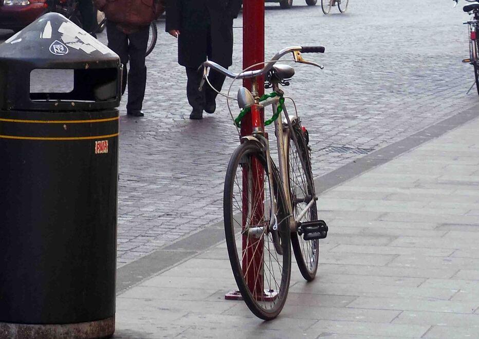 
	Una bici legata a un palo

