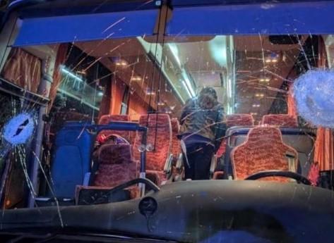 Basket, assalto coi sassi al pullman dei tifosi del Pistoia: muore uno degli autisti