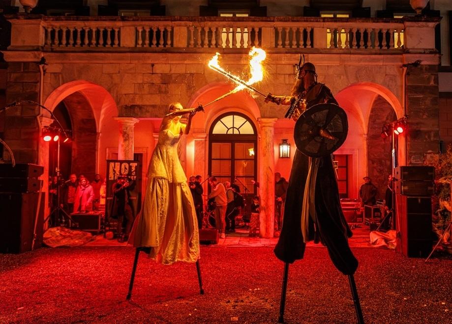 Halloween Celebration  show con 450 artisti tra musica e acrobazie