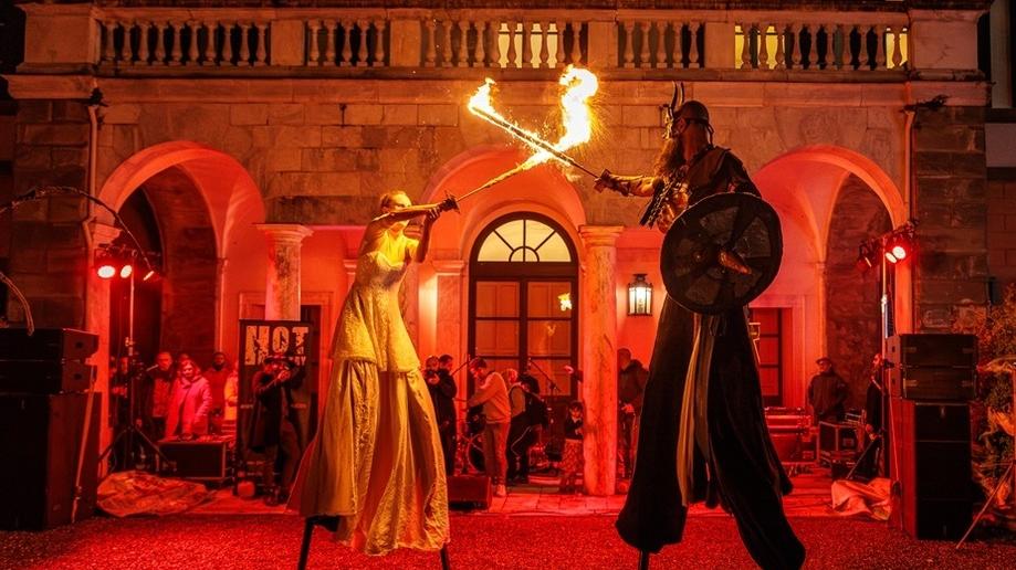 Halloween Celebration show con 450 artisti tra musica e acrobazie