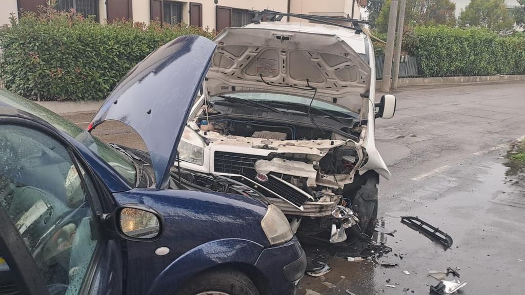 Scontro frontale tra due auto, un ferito grave