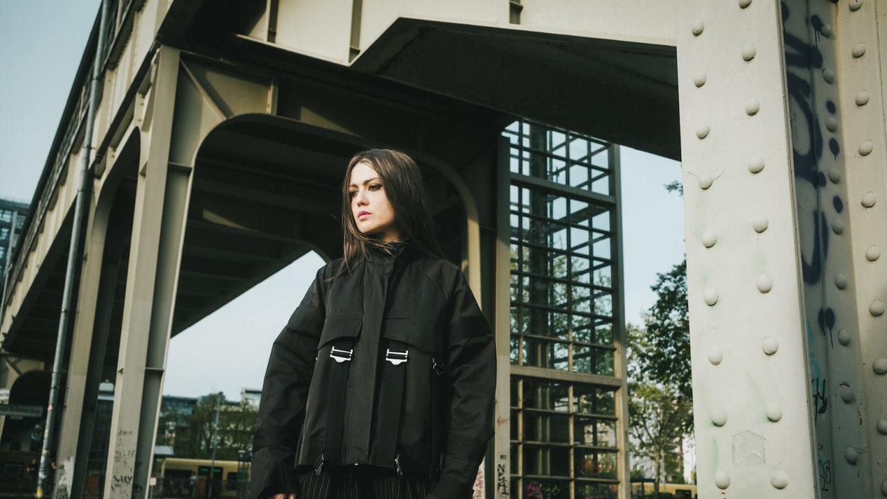 “Il Rumore del Lutto” arriva a Reggio Emilia: alla Cavallerizza il live visionario di Beatrice Antolini