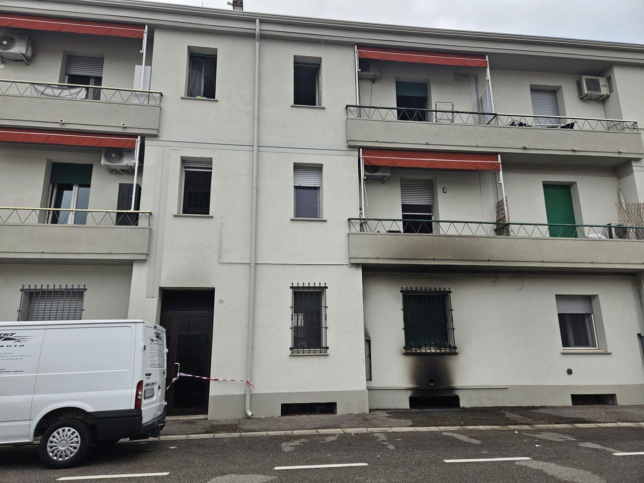 Fiamme a Pontelagoscuro, palazzina inagibile