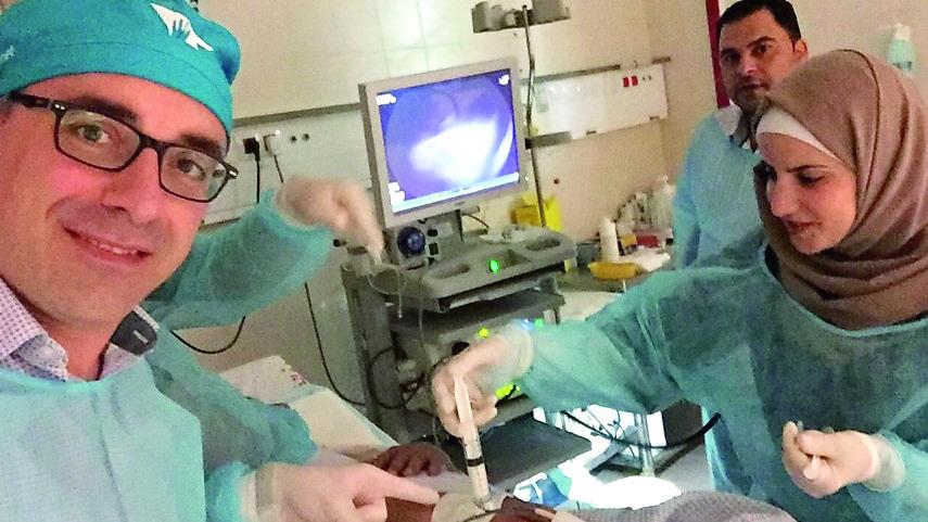 Il dottor Raffaele Manta in una delle sue precedenti missioni umanitarie