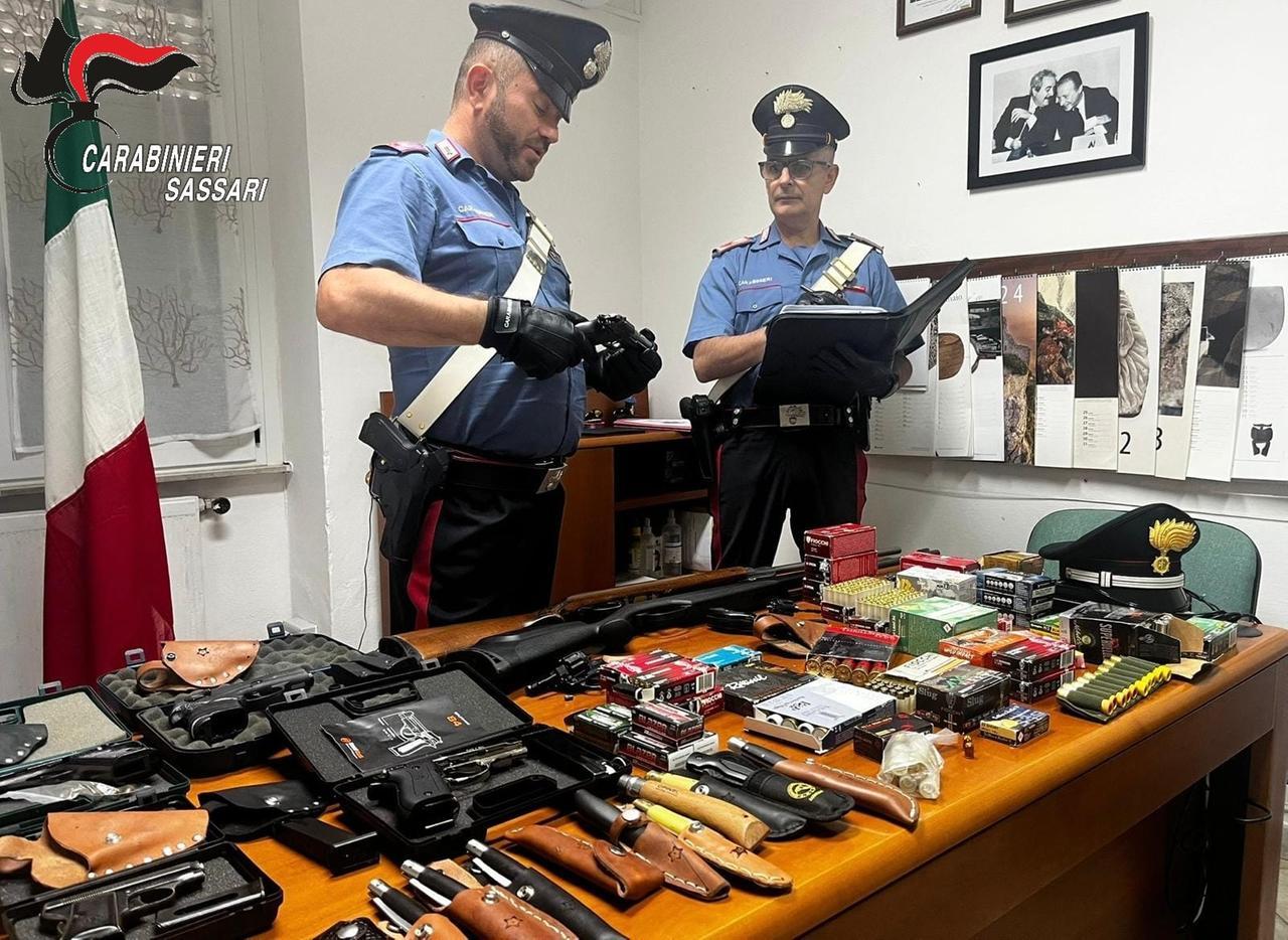 Non riesce a pagare col bancomat, minaccia il tabaccaio con una pistola: arrestato