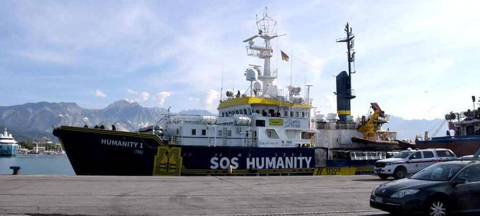 
	La nave Sos Humanity&nbsp;al porto di Marina di Carrara il 1&deg; ottobre: era il 20&deg; sbarco di migranti

