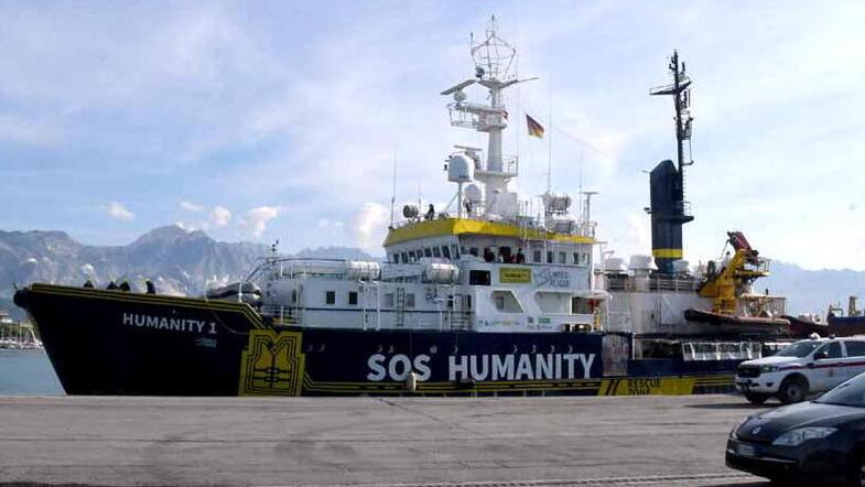 La nave Sos Humanity al porto di Marina di Carrara il 1° ottobre: era il 20° sbarco di migranti