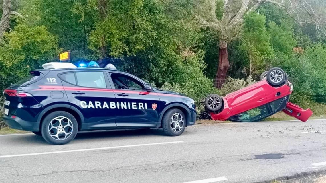 Perde il controllo dell’auto e si ribalta: un ferito