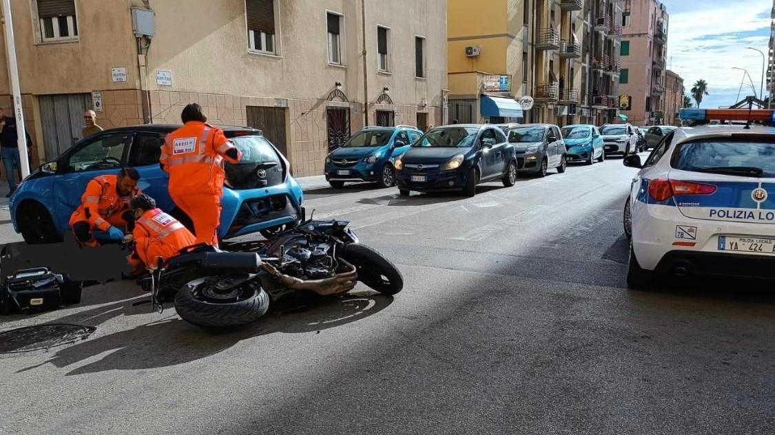 Scontro auto-moto in piena città: un ferito