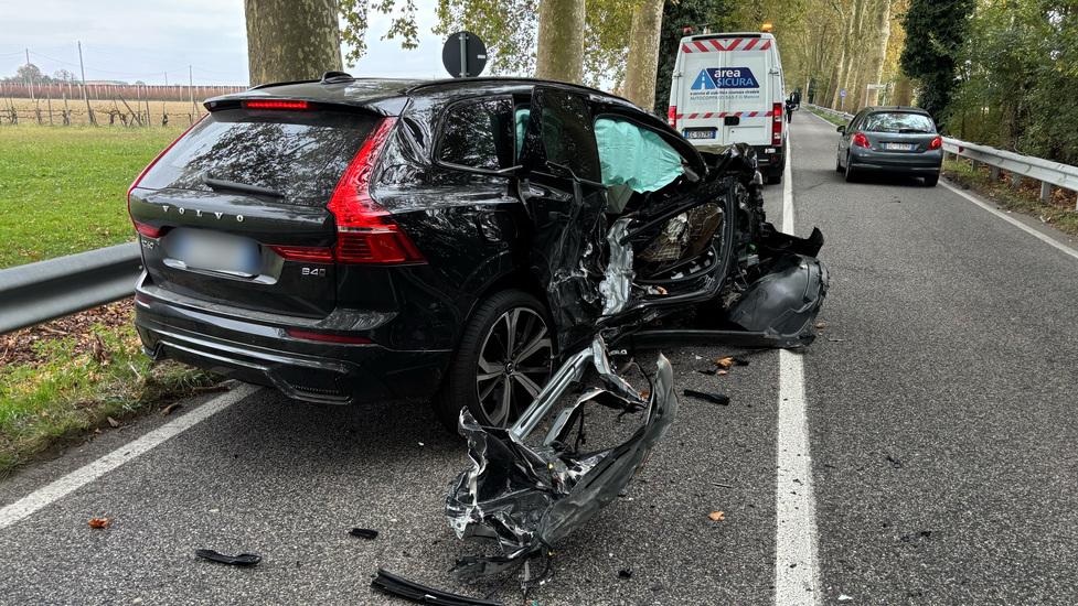 Auto contro trattore a Ferrara, prima il botto poi il testacoda