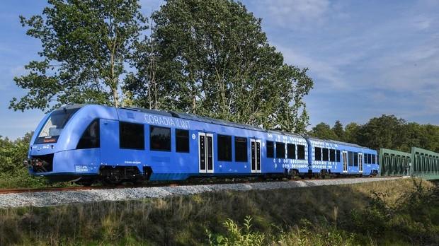 I comitati a Giuseppe Mascia: «Il treno a idrogeno per l’aeroporto progetto devastante»