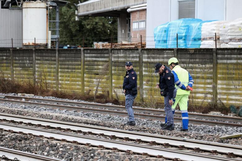 Tragedia in stazione, treno travolge tre giovani: un morto e due feriti