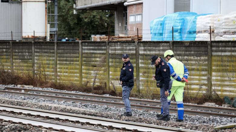 Tragedia in stazione, treno travolge tre giovani: un morto e due feriti