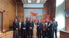 Il nuovo consiglio provinciale. Con la fascia blu il presidente Giuseppe Ciccolini