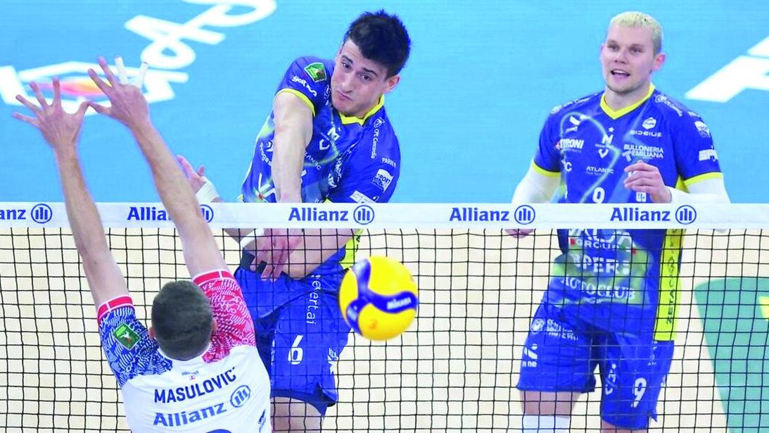 Un attacco di Sanguinetti (foto Modena Volley)