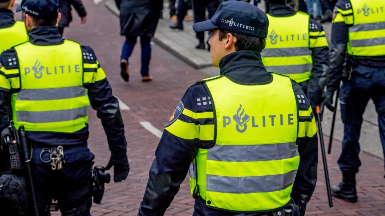 (foto da <a href="https://www.lapresse.it/calcio/2025/10/21/arrestati-a-eindhoven-180-tifosi-del-napoli-per-aver-provocato-disordini/">LaPresse</a>)