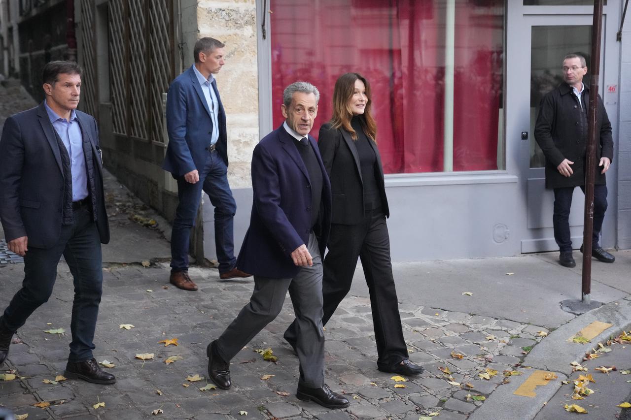 Francia, Nicolas Sarkozy mano nella mano con Carla Bruni saluta la folla e va verso il carcere