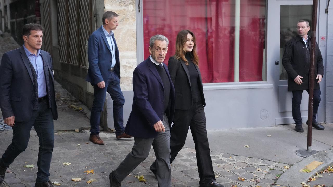 Francia, Nicolas Sarkozy mano nella mano con Carla Bruni saluta la folla e va verso il carcere