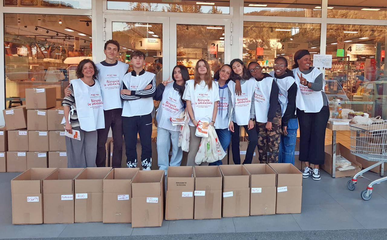 
	Un gruppo di giovani volontari che ha partecipato alla raccolta

