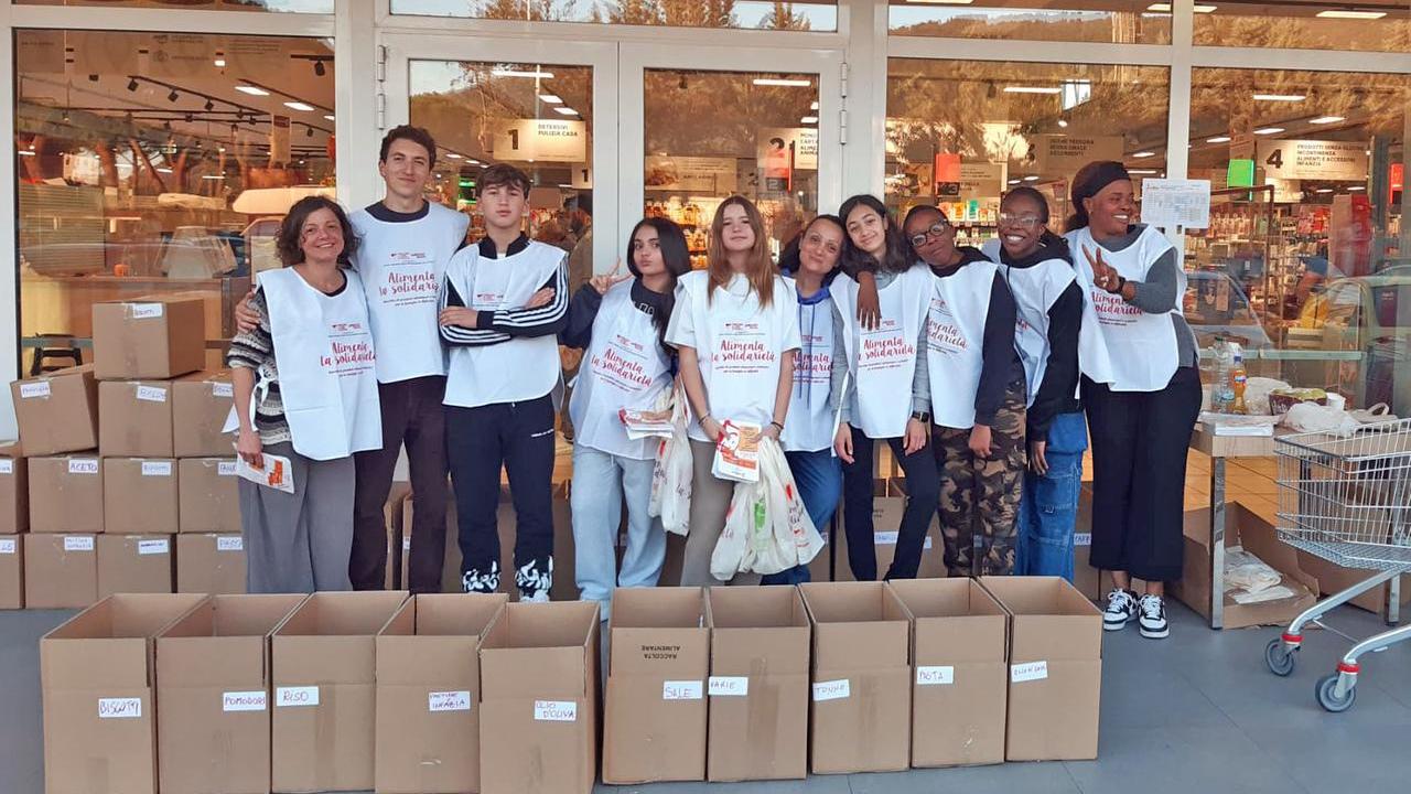 Un gruppo di giovani volontari che ha partecipato alla raccolta