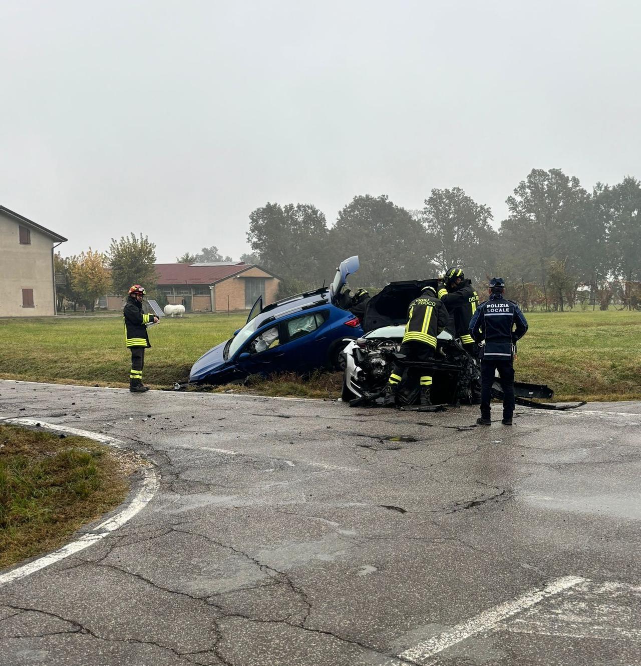 Poviglio, violento scontro tra due auto: due feriti