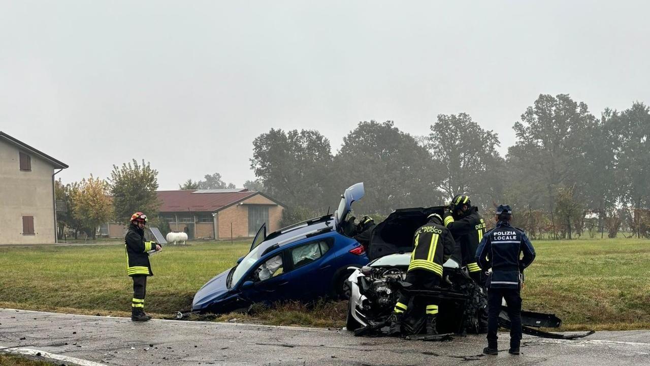 Poviglio, violento scontro tra due auto: due feriti