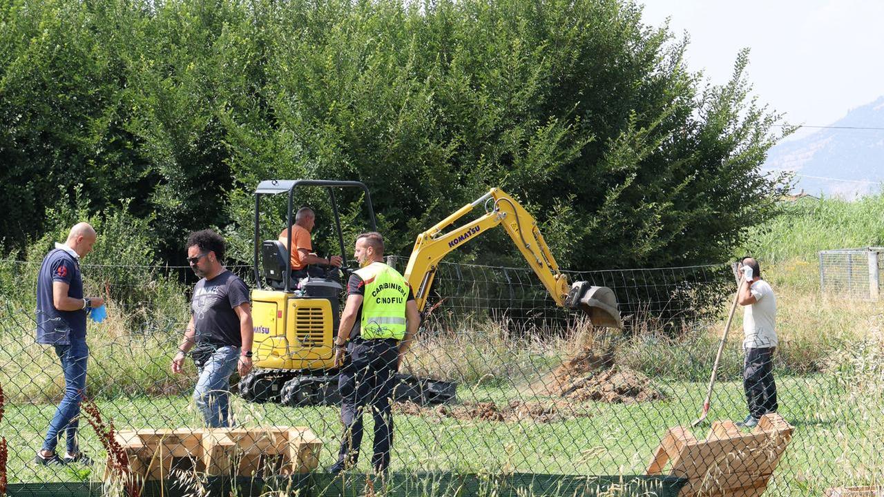 Gli scavi dei carabinieri a Bizzarrino (foto Nucci)
